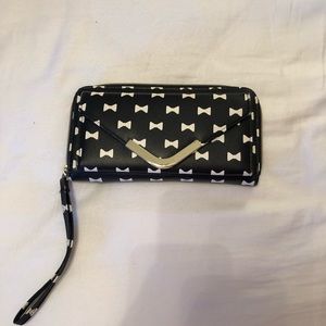Black and White Bow Wristlet Wallet